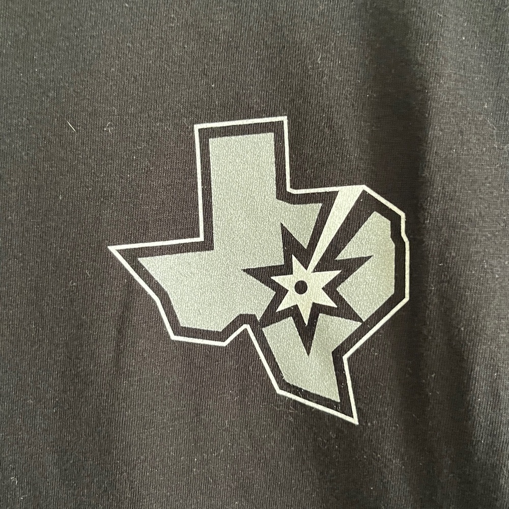EUC GILDAN SAN ANTONIO SPURS T-Shirt - Picture 5 of 10